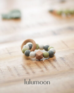 Mordedor de mano con anilla de madera. Modelo FERT de Lulumoon.