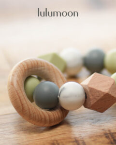 Mordedor de mano con anilla de madera. Modelo FERT de Lulumoon.