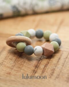 Mordedor de mano con anilla de madera. Modelo FERT de Lulumoon.