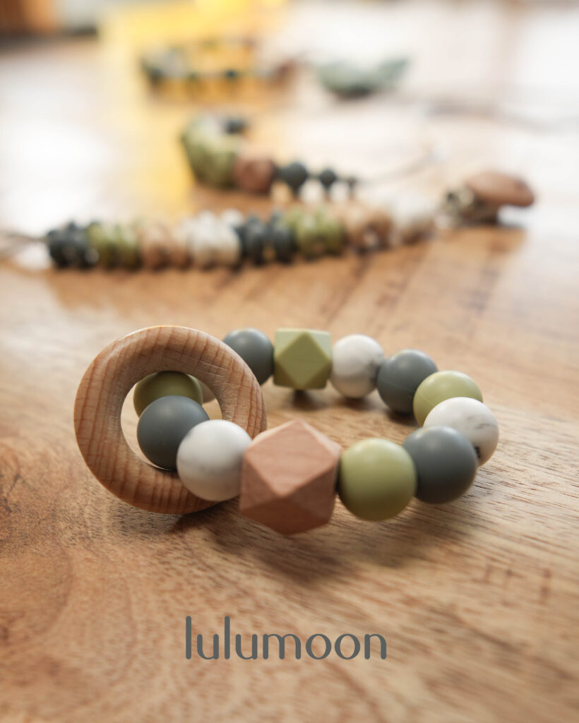 Mordedor de mano con anilla de madera. Modelo FERT de Lulumoon.