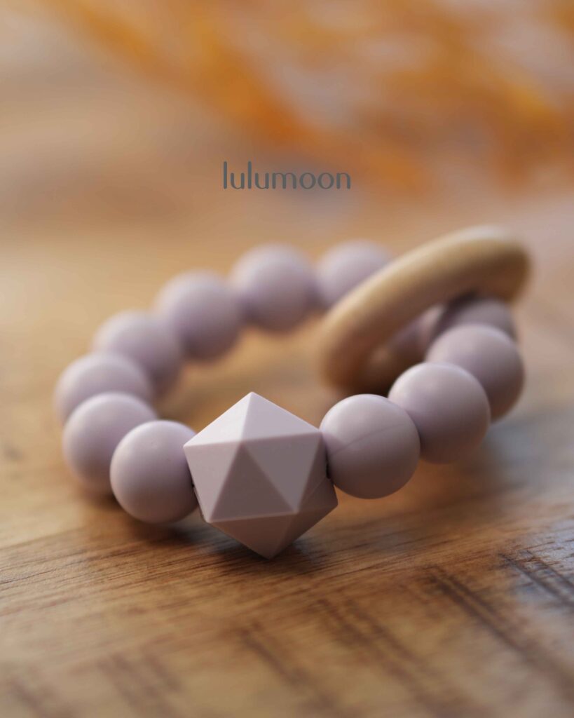 Mordedor de mano modelo Lavanda de LuluMoon, hecho a mano con materiales seguros y suaves para bebés