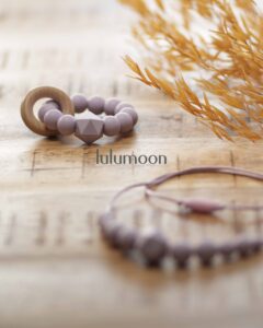 Mordedor de mano modelo Lavanda de LuluMoon, hecho a mano con materiales seguros y suaves para bebés