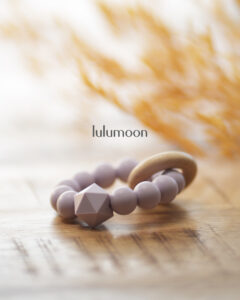 Mordedor de mano modelo Lavanda de LuluMoon, hecho a mano con materiales seguros y suaves para bebés