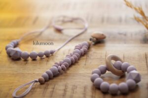 Mordedor de mano modelo Lavanda de LuluMoon, hecho a mano con materiales seguros y suaves para bebés