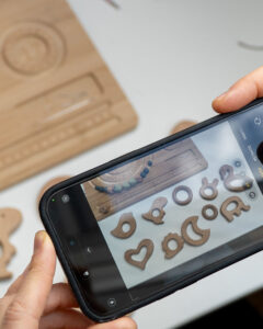 Primer plano de los materiales y herramientas utilizados en el taller artesanal de LuluMoon