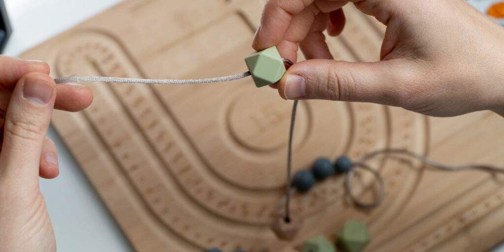 Primer plano de los materiales y herramientas utilizados en el taller artesanal de LuluMoon