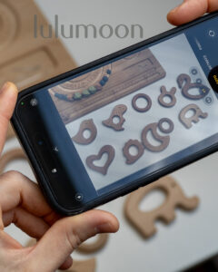 Mordedor de mano con anilla de madera, pieza sensorial segura para bebés. Lulumoon.