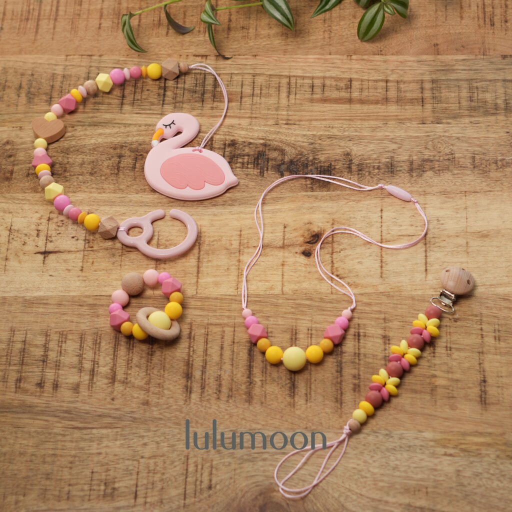 Lote de productos TROPI, compuesto por diversos accesorios de alta calidad para el cuidado y bienestar de bebé y familia.