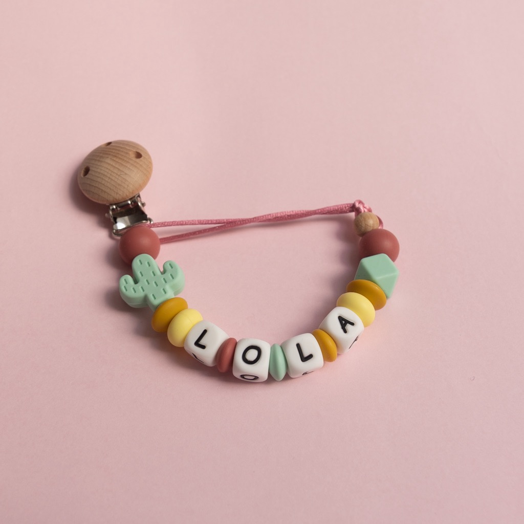 Chupetero personalizado con nombre en tonos menta y gris con figura de cactus de silicona de Lulumoon.