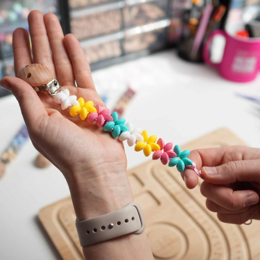 Raquel montando chupeteros y productos infantiles de silicona alimentaria en su mesa de trabajo en el taller de Lulumoon.