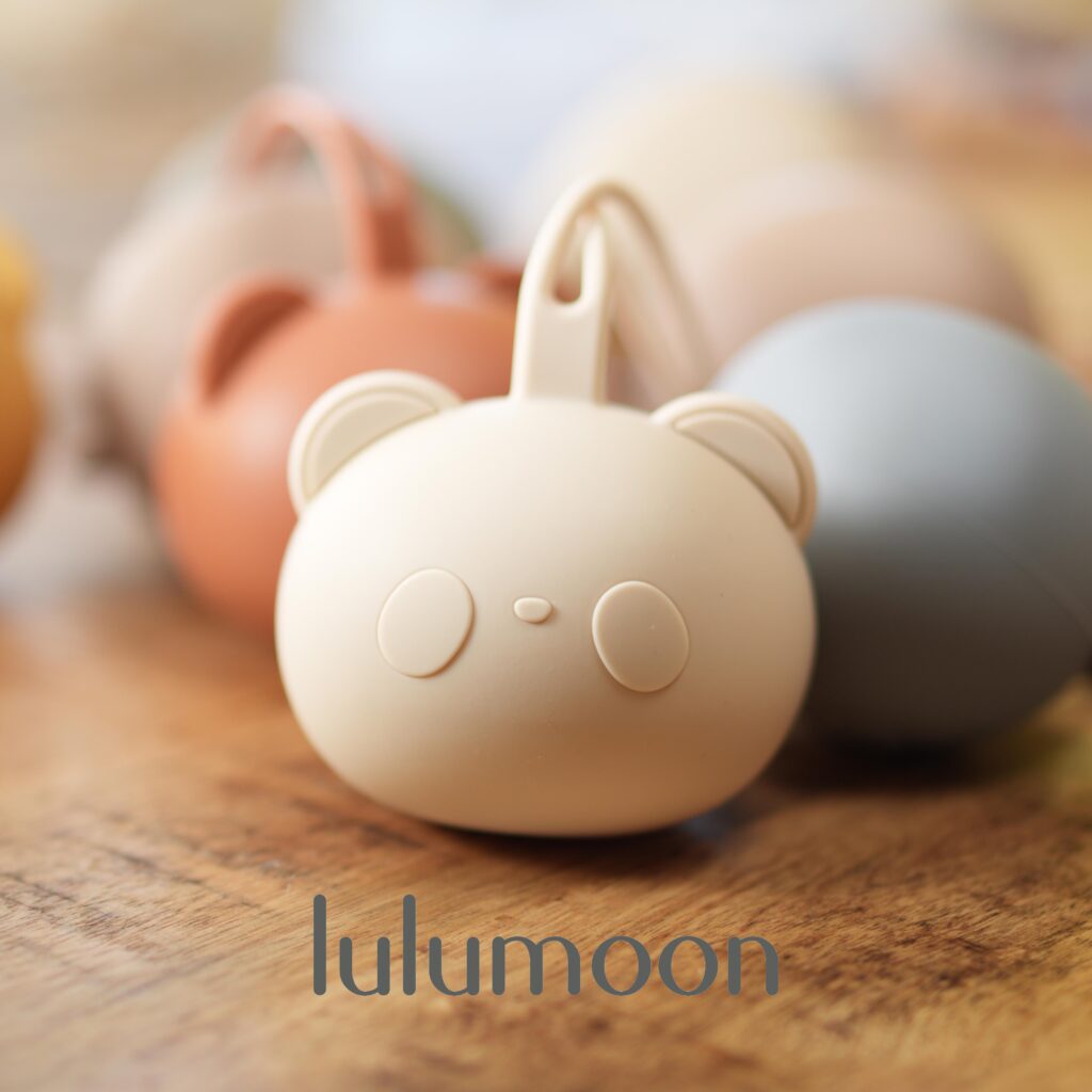 Guardachupete de silicona Lulumoon, fácil de lavar, con enganche para carrito o bolso.