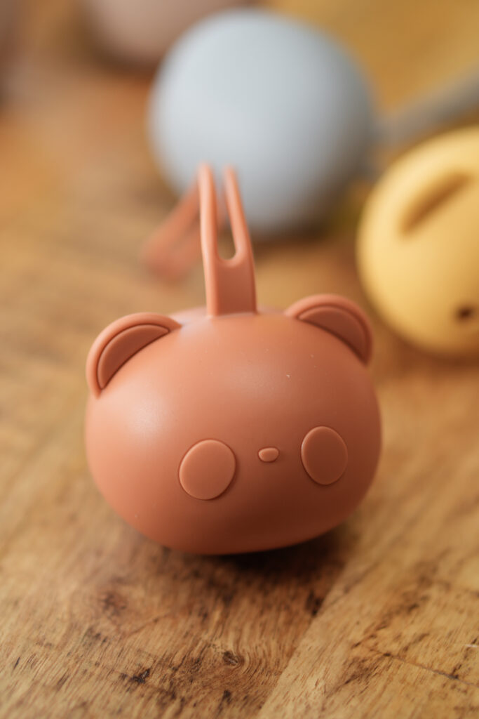 Guardachupete de silicona Lulumoon, fácil de lavar, con enganche para carrito o bolso.