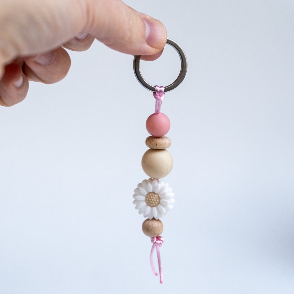 Llavero Lulumoon modelo Margarita con piezas de silicona y madera de haya.