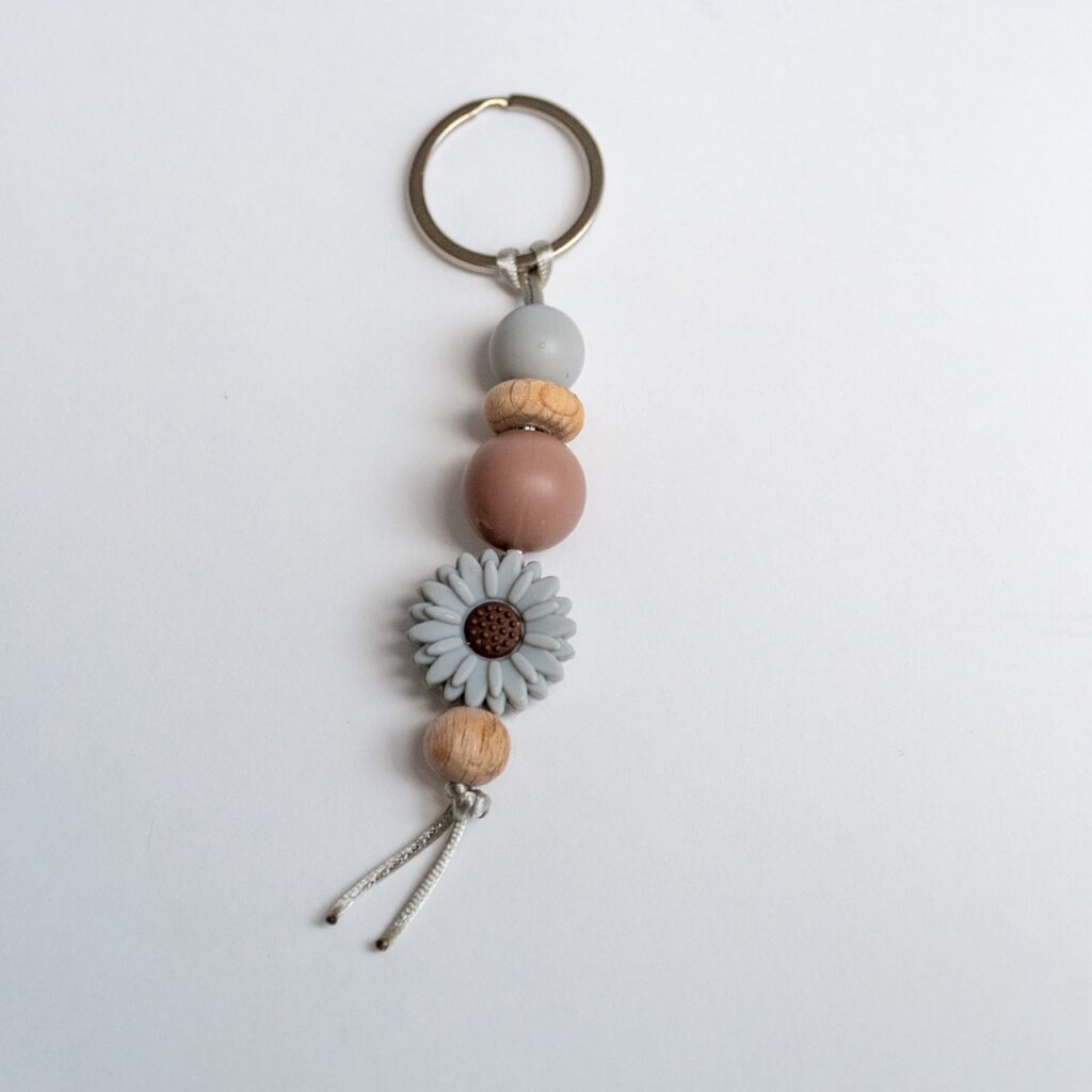 Llavero Lulumoon modelo Margarita con piezas de silicona y madera de haya.