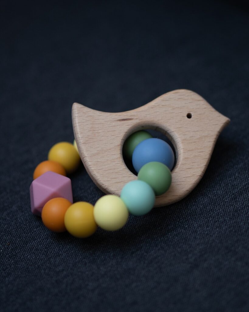 Mordedor de mano modelo Lavanda de LuluMoon, hecho a mano con materiales seguros y suaves para bebés